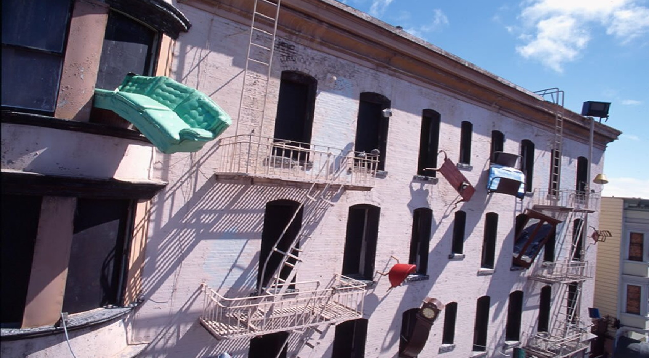Правда ли, что в Италии на Новый год выбрасывают с балконов старую мебель?  - Проверено.Медиа