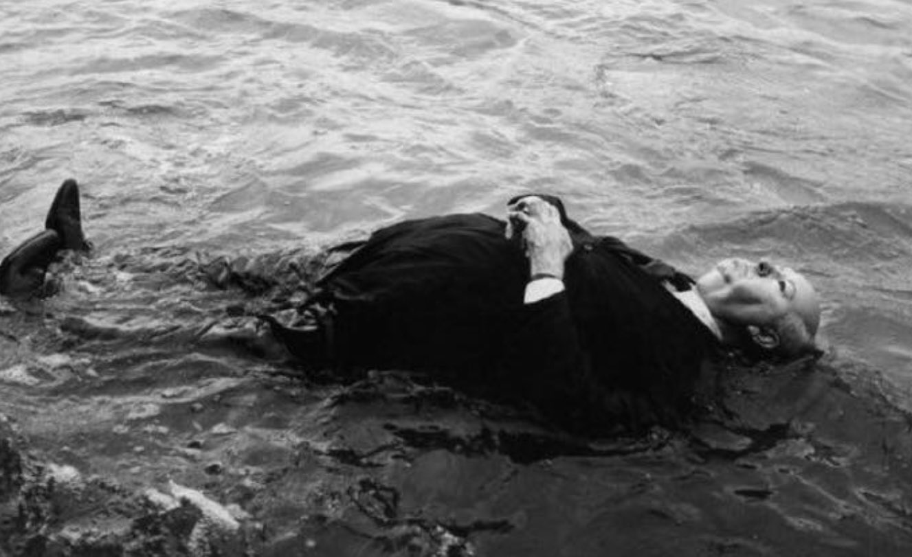 Правда ли, что на фото показан Альфред Хичкок, плавающий в Темзе? -  Проверено.Медиа