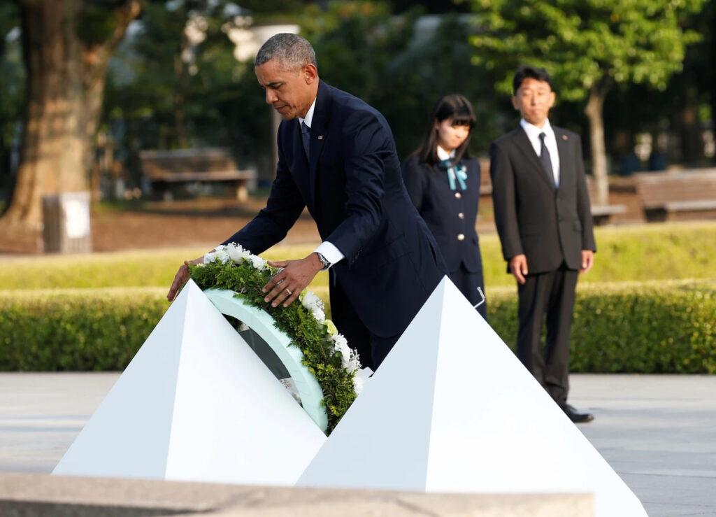Obama laying wreath at Hiroshima